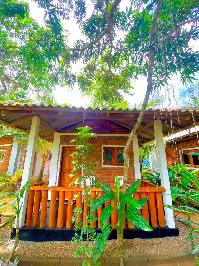 Isuru Cabanas And Restaurant Bed & Breakfast Tangalle Exterior photo