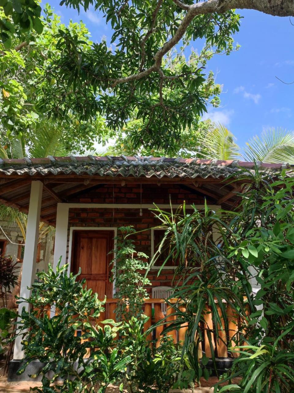 Isuru Cabanas And Restaurant Bed & Breakfast Tangalle Exterior photo